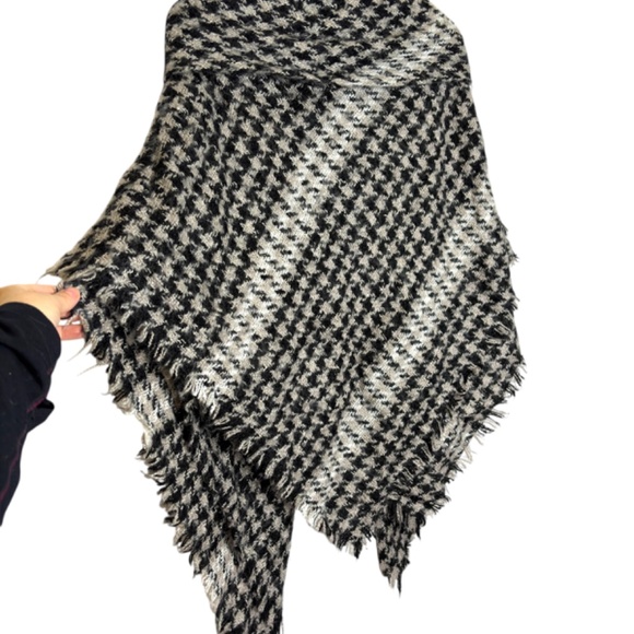 Houndstooth Cape - Picture 7 of 8